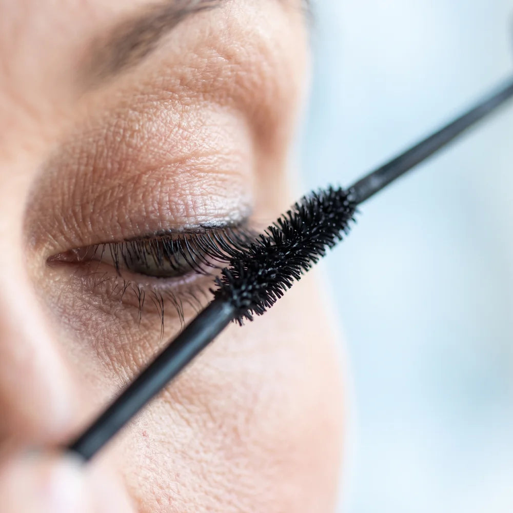 Slim mascara brush reaching short corner lashes